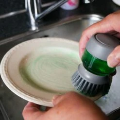 In Round Afwasborstel Met Zeepdispenser / Zeepreservoir – Inclusief Houder – Grijs – Afwas Borstel – Zeep Handborstel – Doseerpomp – Afwasmiddel Dispenser – Navulbaar -Schone Winkel 1200x1200 1339