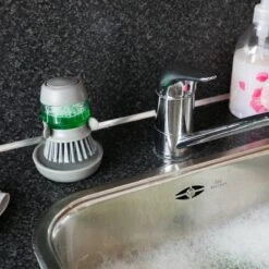 In Round Afwasborstel Met Zeepdispenser / Zeepreservoir – Inclusief Houder – Grijs – Afwas Borstel – Zeep Handborstel – Doseerpomp – Afwasmiddel Dispenser – Navulbaar -Schone Winkel 1200x1200 1340