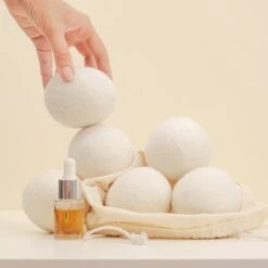 Apeiron Drogerballen - Droogballen - 6 XL Wasbollen - Droger - Duurzaam - Wasmachine - Wasverzachter - Energie Besparen - Zero Waste - Schapenvacht - Wol 16 Apeiron Drogerballen - Droogballen - 6 XL Wasbollen - Droger - Duurzaam - Wasmachine - Wasverzachter - Energie Besparen - Zero Waste - Schapenvacht - Wol -Schone Winkel 1200x1200 785