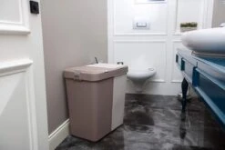 Motek® - Wasmand - 2 Vakken Met Deksel - Met Touch Deksel - Gemaakt Van 100% Gerecycled Kunststof - 80 L - Wasmand Met Deksel - Wassorteerder - Grijs - Wit -Schone Winkel 1200x800 35