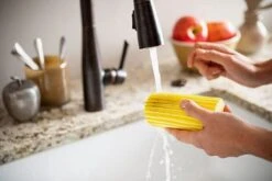 Scrub Daddy Damp Duster - Wonder Stoffer - Licht Blauw -Schone Winkel 1200x802 3